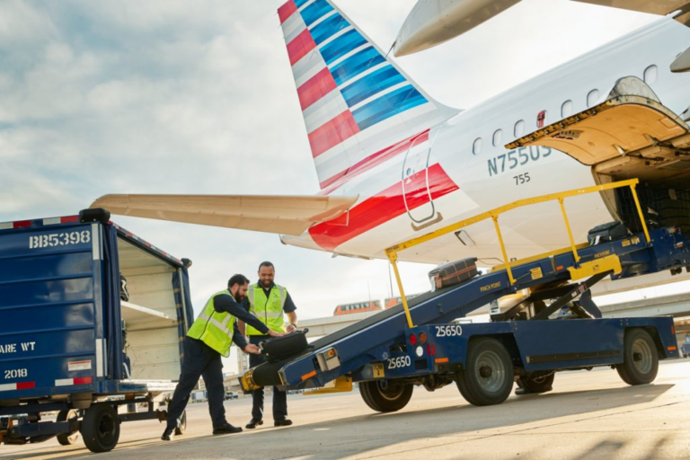 American Airlines estrella una silla de ruedas en la pista de un aeropuerto