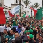 Mexicanos celebrando triunfo de selección mexicana