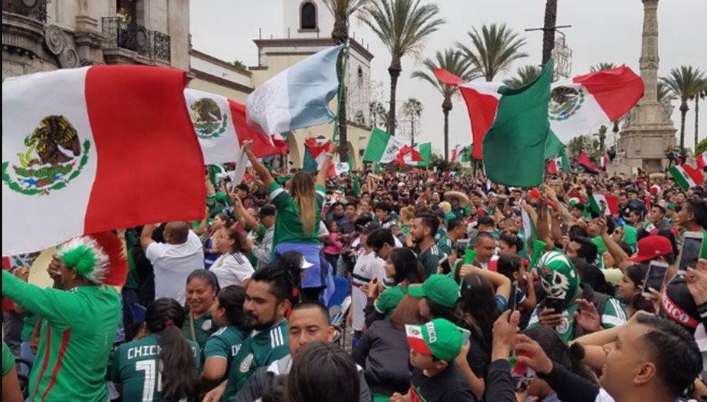 Mexicanos celebrando triunfo de selección mexicana